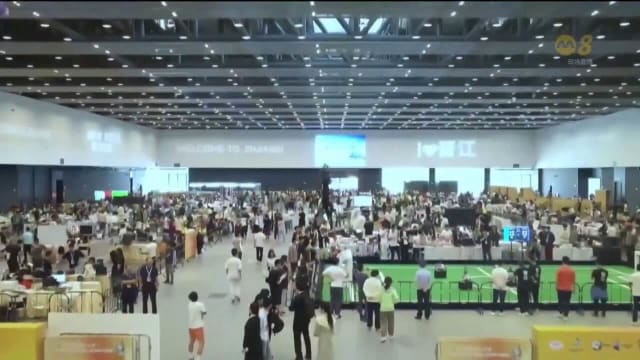 中国机器人大赛 上千支队伍展示自行研发功能各异机器人