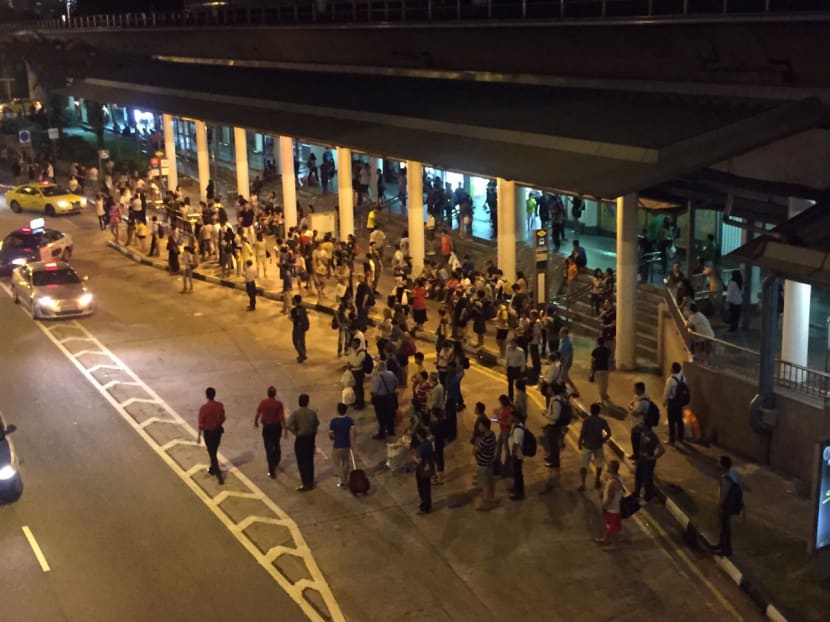 MRT breakdown: North-South, East-West lines down for hours MRT breakdown: North-South, East-West lines down for hours