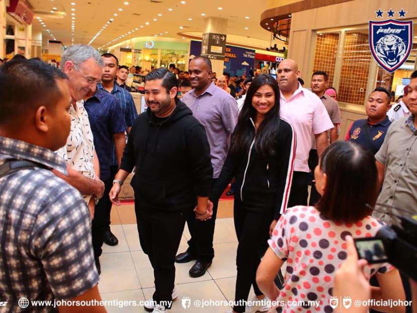 Hundreds of shoppers rushed to Aeon Mall supermarket in Tebrau City in Johor Baru on Wednesday (April 11) evening after word was spread that Johor Crown Prince Tunku Ismail Ibrahim was paying for the groceries amounting to about RM1 million (S$340,000).