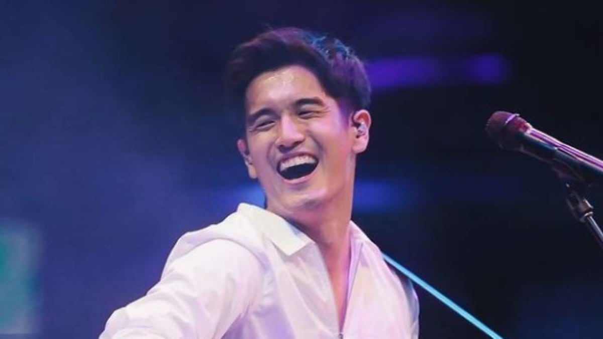 nathan-hartono-performs-in-front-of-hundreds-of-people-with-his-zipper-down