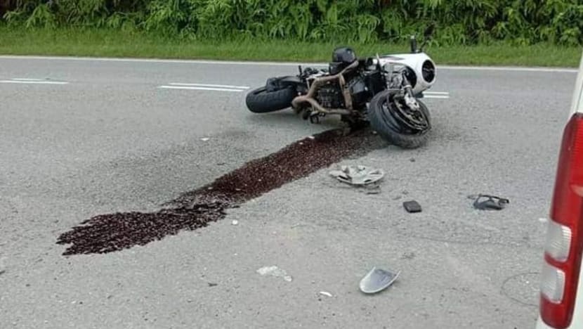 Penunggang motosikal warga S'pura maut dirempuh van di Johor