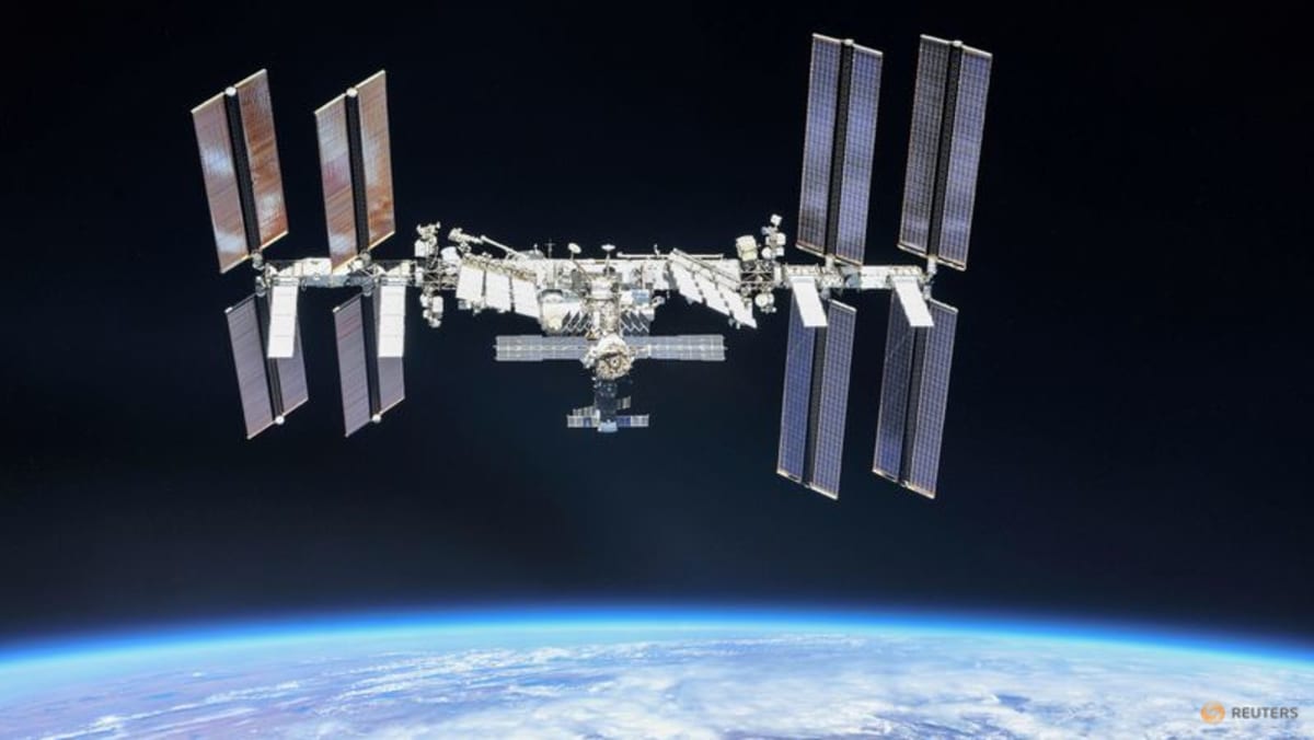 Stasiun Luar Angkasa Internasional untuk bermanuver lebih tinggi untuk membelokkan sampah satelit