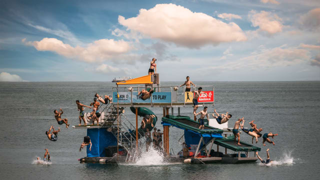 外岛亮点+1！Lazarus Island设海上游乐场，从旋转滑梯、跳水板、弹簧床跃入海中！