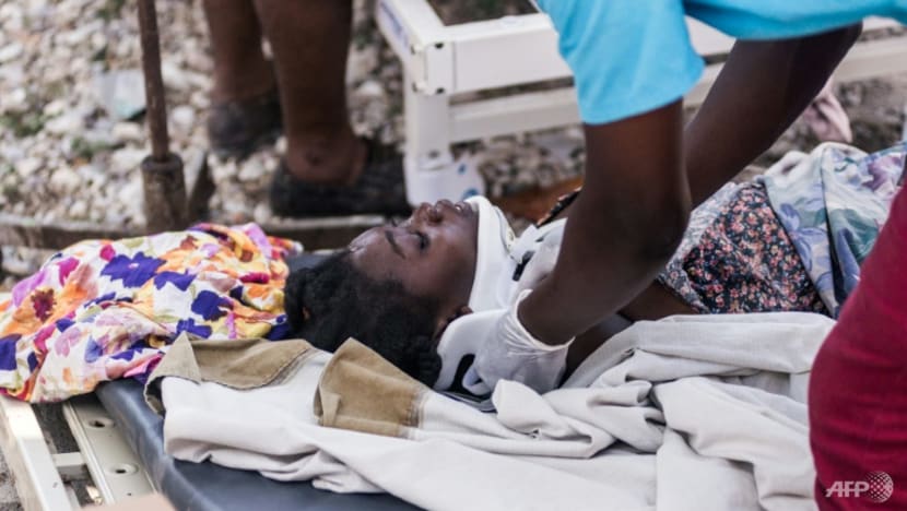 Haiti hospitals struggle to treat thousands injured in quake Haiti hospitals struggle to treat thousands injured in quake
