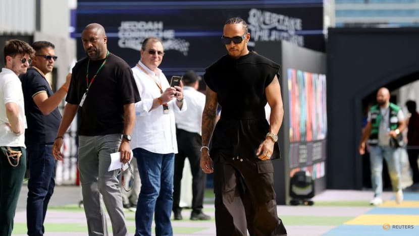 Hamilton "at a bit of a loss" with his Mercedes Hamilton "at a bit of a loss" with his Mercedes