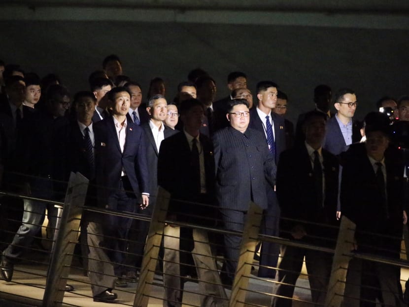 North Korean leader Kim Jong-un at the Jubilee Bridge, accompanied by Singaporean ministers Vivian Balakrishnan and Ong Ye Kung.