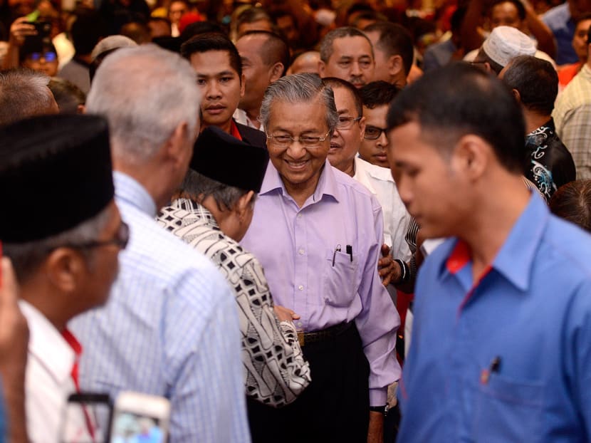 Former prime minister Dr Mahathir Mohamad arrives at the K Klub in Kuala Lumpur today. Hundreds who attended the talk showed their support for the former prime minister as he continued to attack Prime Minister Najib Razak. Photo: The Malaysian Insider