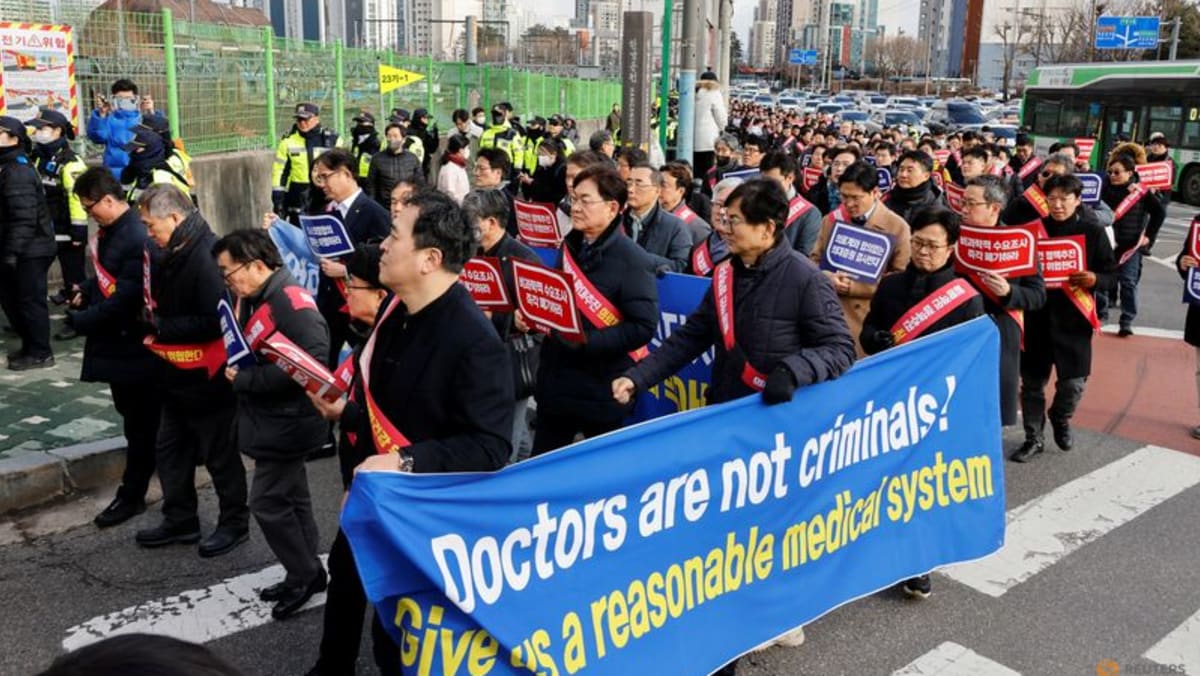 Thousands of South Korean doctors rally as healthcare standoff escalates