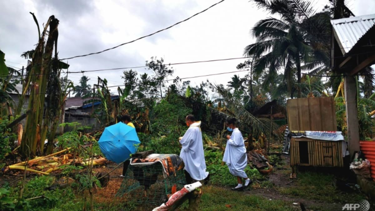 Para penyintas topan Filipina menginginkan atap dan makanan saat Natal