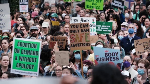美国法院拟推翻合法堕胎权 引发多地示威