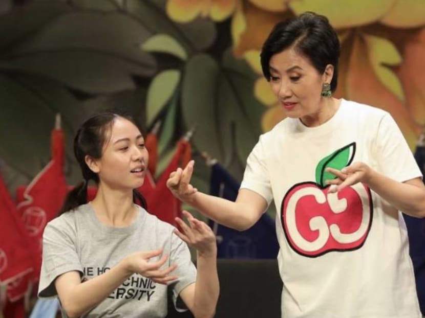 Veteran diva Liza Wang unboxes Mid-Autumn Festival gift box from singer  Miriam Yeung - Dimsum Daily