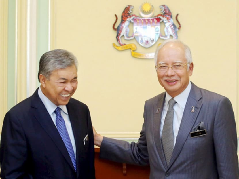 Malaysia’s Prime Minister Najib Razak (R) announces the appointment of new Deputy Prime Minister Ahmad Zahid Hamidi (L) following a cabinet reshuffle in Putrajaya, Malaysia, July 28, 2015. Photo: Reuters