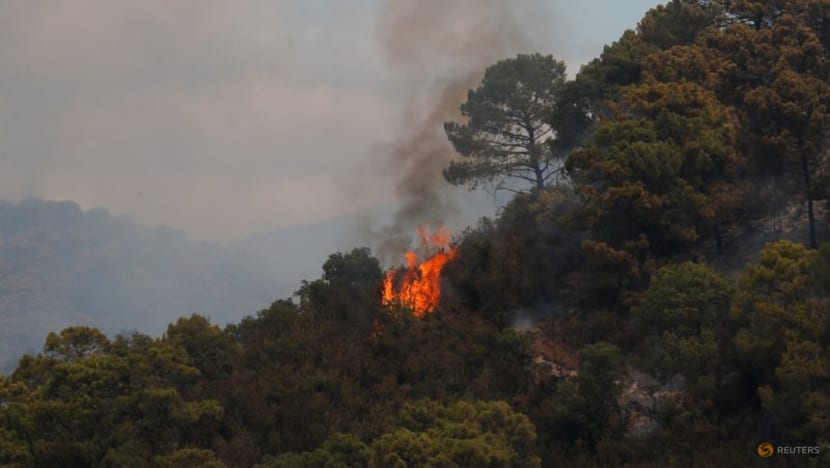 Wildfire raging in Spain forces more than 900 to flee, a firefighter dies Wildfire raging in Spain forces more than 900 to flee, a firefighter dies