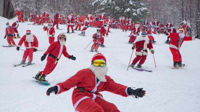 好壮观！300名“圣诞老人”齐聚滑雪超吸睛