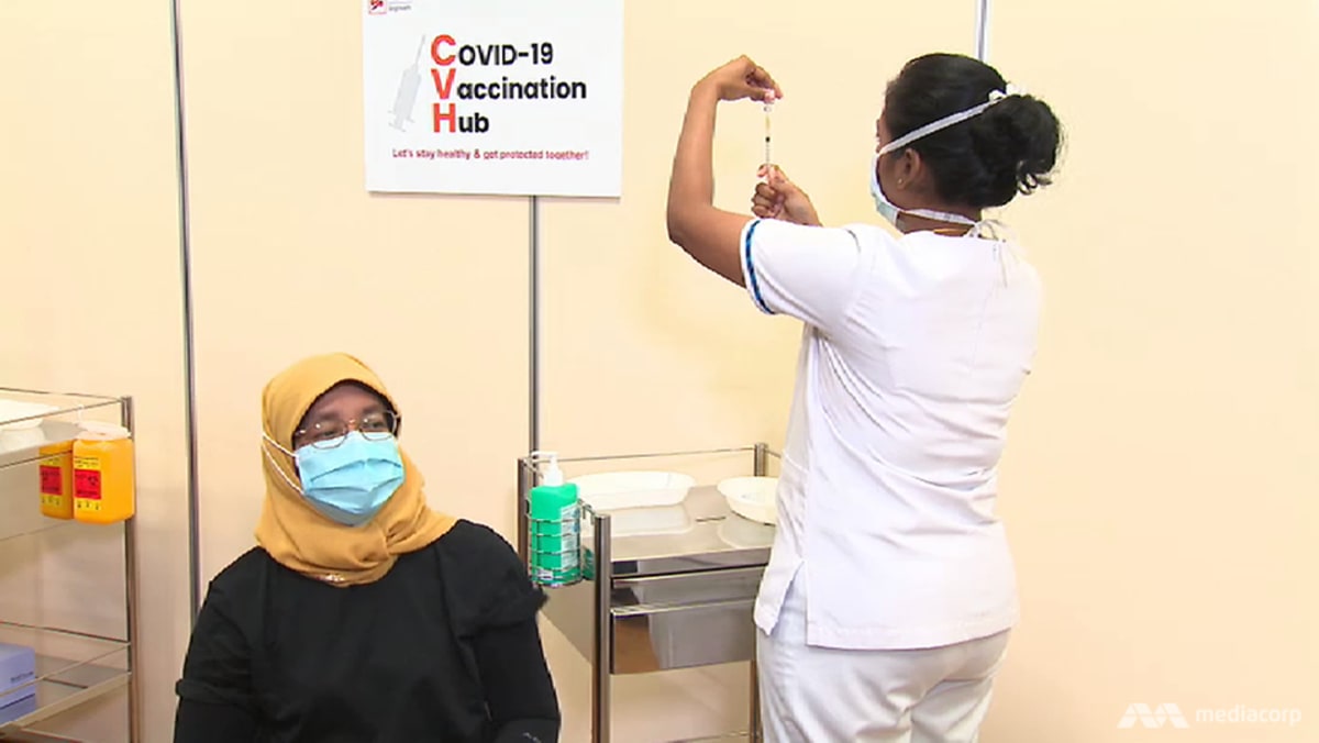 Presiden Halimah Yacob menerima dosis pertama vaksin Pfizer-BioNTech COVID-19