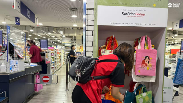 本地大型超市一次性购物袋收费今生效 许连碹：更多人自备袋子