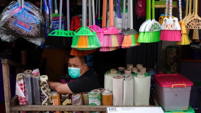 Indonesia extends COVID-19 curbs as infections spread in regions Indonesia extends COVID-19 curbs as infections spread in regions