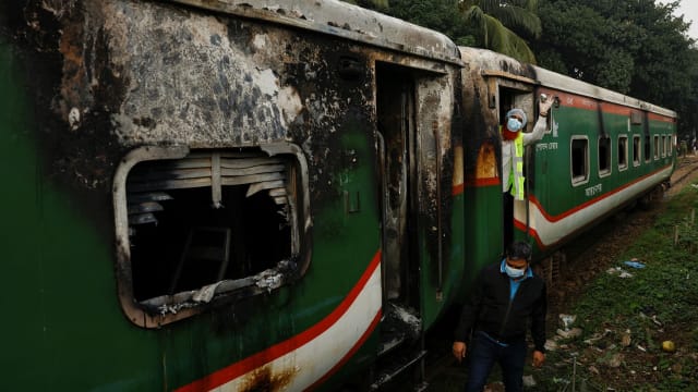 孟加拉反政府示威者火烧列车 导致至少四人丧命