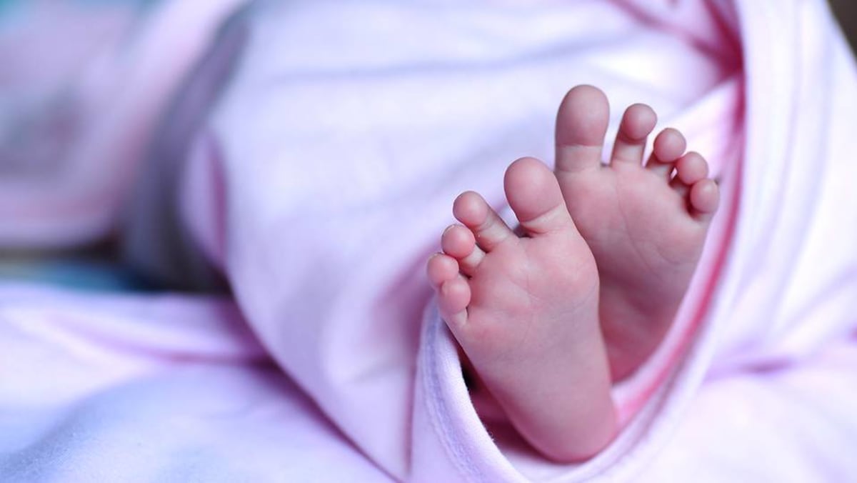 Bayi 4 bulan mati lemas saat tidur dengan ibunya, petugas koroner tegaskan kembali kebiasaan tidur yang aman