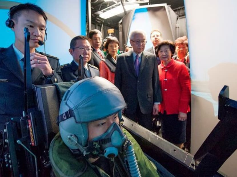 President Tony Tan Keng Yam, accompanied by Mrs Mary Tan and Chief of Air Force Major-General Hoo Cher Mou, viewing the M-346 Full Mission Simulator. Photo: MINDEF