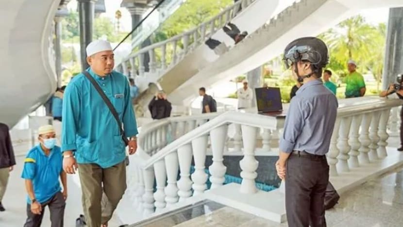 Brunei guna topi keledar pintar untuk imbas suhu badan jemaah di masjid