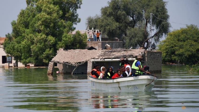 Pakistan races to keep floodwaters out of power station that supplies millions Pakistan races to keep floodwaters out of power station that supplies millions