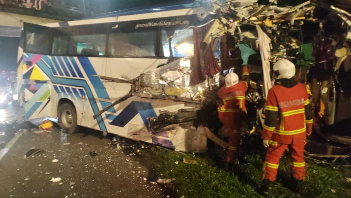 新加坡旅游巴士沿马来西亚高速公路与汽车相撞 两人死亡
