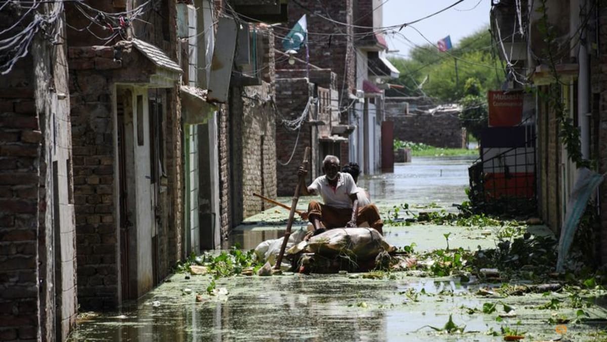 flood-hit-pakistan-works-to-prevent-overflow-of-biggest-lake