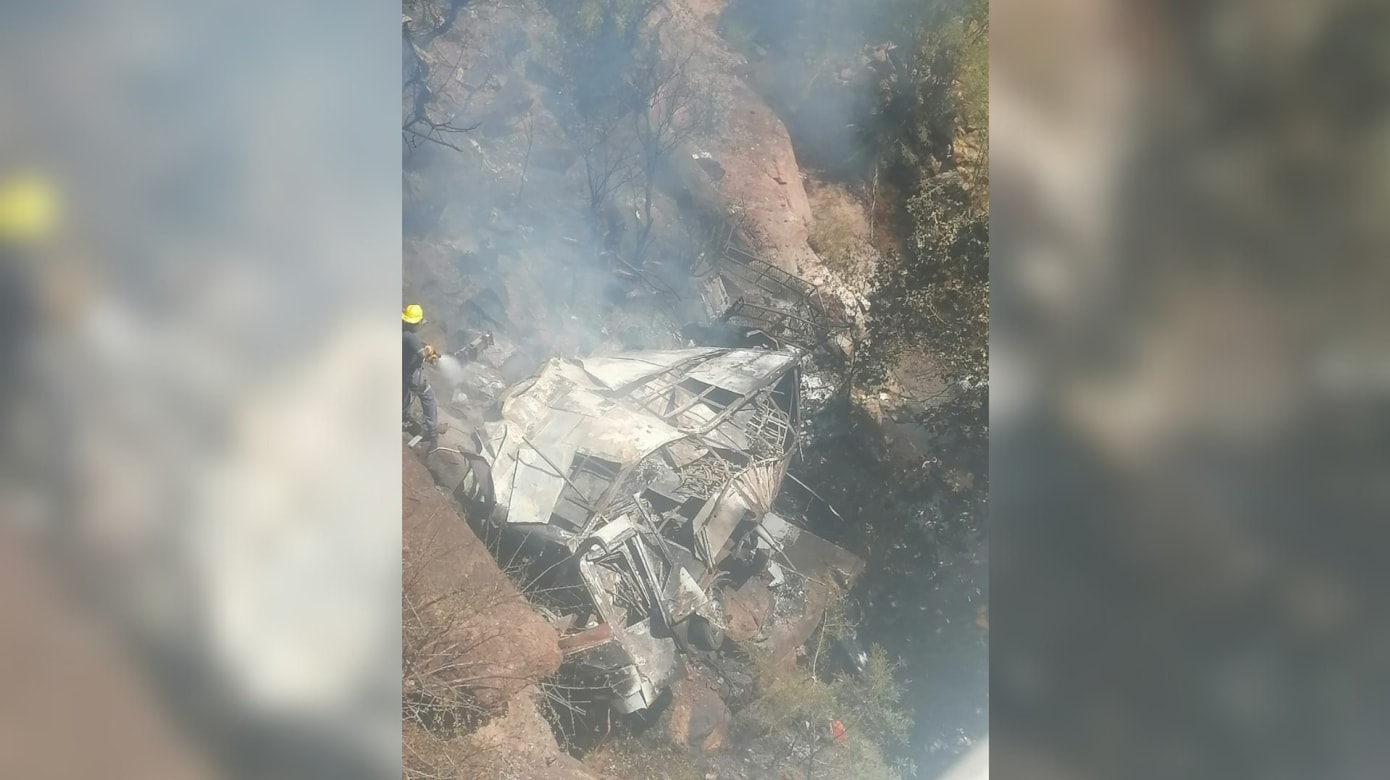南非巴士坠谷起火 45死仅1童幸存