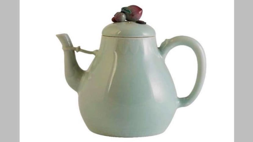 Cracked, rare Chinese teapot sold at auction for more than US$1 million: Report Cracked, rare Chinese teapot sold at auction for more than US$1 million: Report