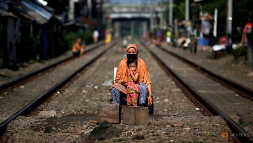 COVID-19: Crowds, minor infractions on first working day after social restrictions imposed in Jakarta COVID-19: Crowds, minor infractions on first working day after social restrictions imposed in Jakarta