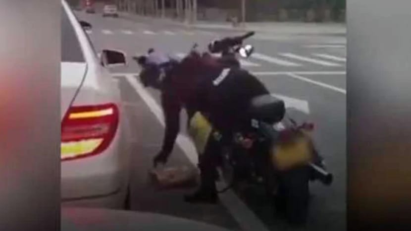 Penunggang motosikal campak sampah dibuang pemandu di jalan raya