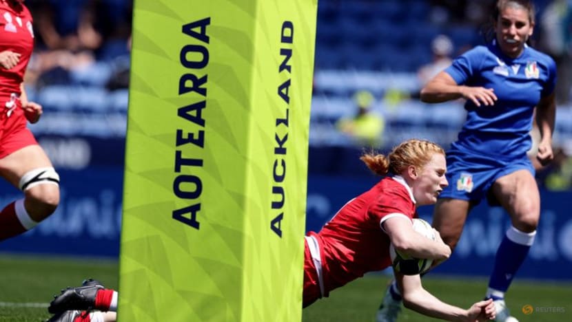 Rugby-Forward power gets Canada past fast-starting Italy Rugby-Forward power gets Canada past fast-starting Italy