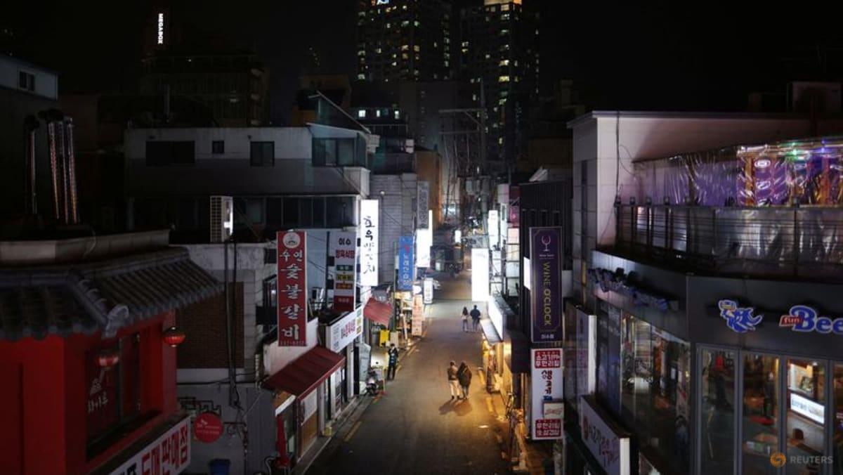 Businesses fret as South Korea reimposes COVID-19 curfews