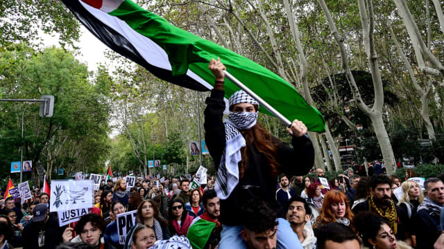 西班牙首都爆发示威 要求以色列哈马斯立即停火
