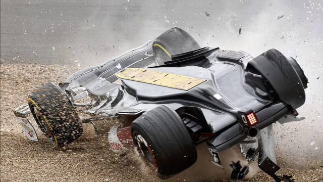 英国F1大奖赛五车出意外 中国首位F1车手翻滚出赛道
