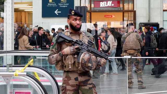 巴黎里昂火车站发生持刀袭击案 三人受伤