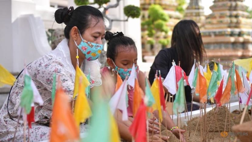 Thailand reports 965 new COVID-19 cases as Songkran holiday begins Thailand reports 965 new COVID-19 cases as Songkran holiday begins