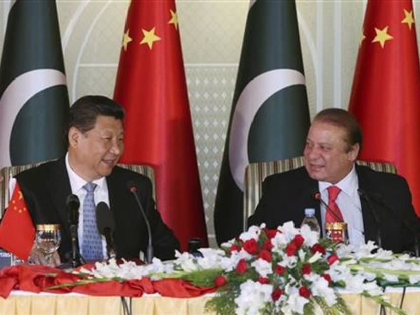 Visiting Chinese President Xi Jinping, left and Pakistan's Prime Minister Nawaz Sharif attend a press conference after their talks in Islamabad, Pakistan, April 20, 2015. Photo: Xinhua News Agency/AP