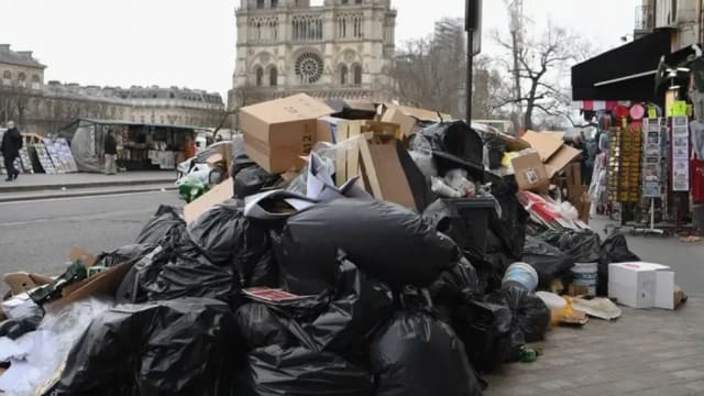 法国年金改革计划引发罢工浪潮 巴黎街头成垃圾海