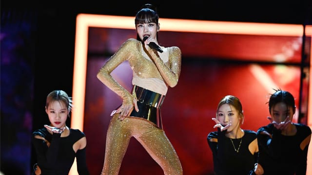 BLACKPINK Lisa献唱巴黎慈善演唱会 超辣金色紧身战袍来自Loewe - vibes by 8world