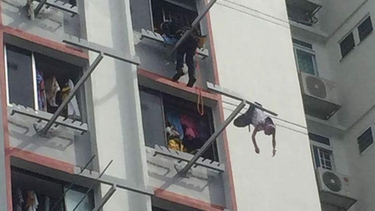 Hdb hang sale clothes