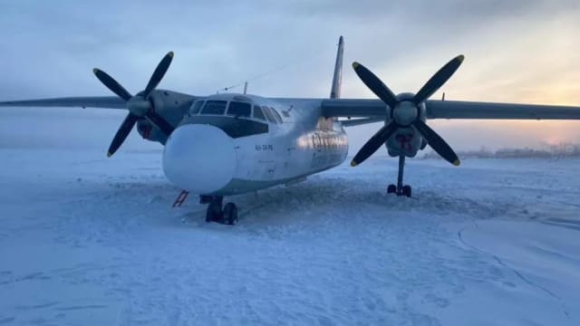 机师错过跑道 俄罗斯客机降落冰河