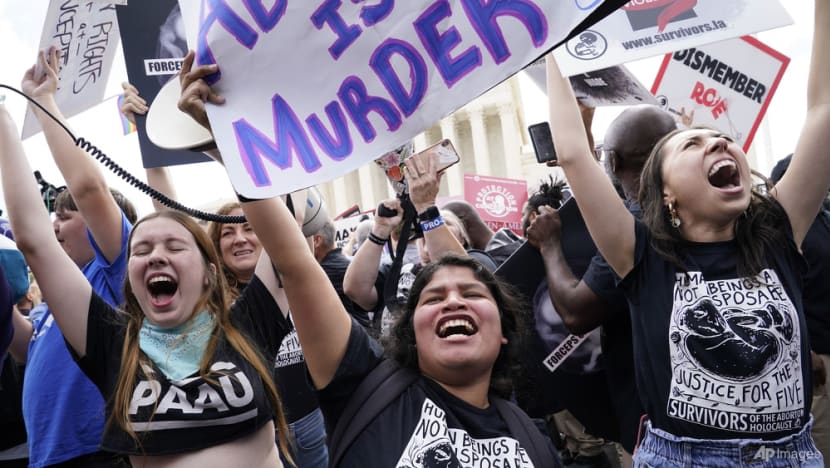 US Supreme Court overturns landmark Roe v Wade abortion ruling