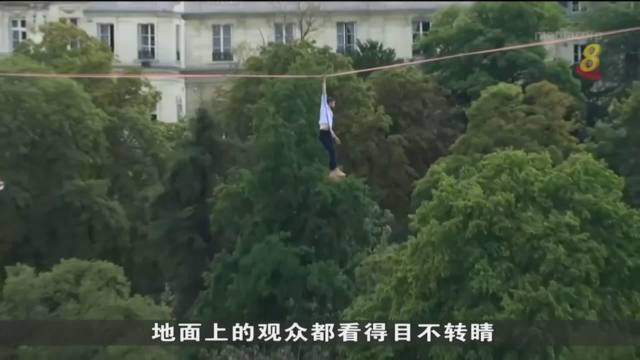 离地70米高空！法国特技高手赤脚走完600米长绳