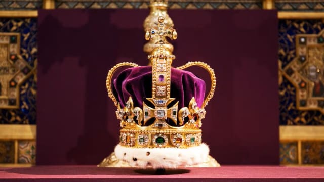 英国国王查尔斯三世加冕 王冠重达2.23公斤
