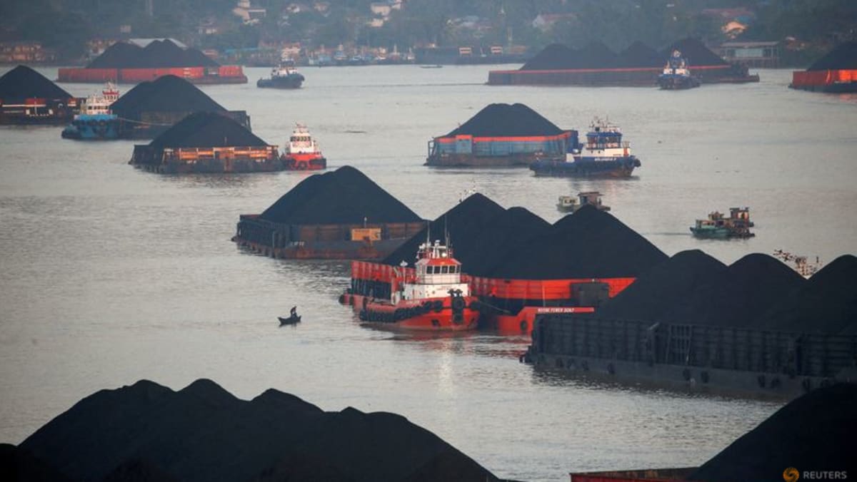 Kapal batubara menunggu izin untuk pergi karena Indonesia mempertimbangkan kemudahan larangan ekspor