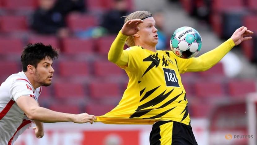 Soccer-Lewandowski hat-trick helps Bayern rout Stuttgart, Dortmund held