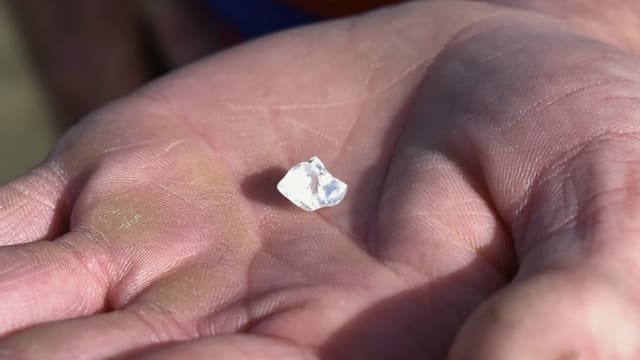 男子游公园捡到宝 “无色玻璃”竟是大钻石