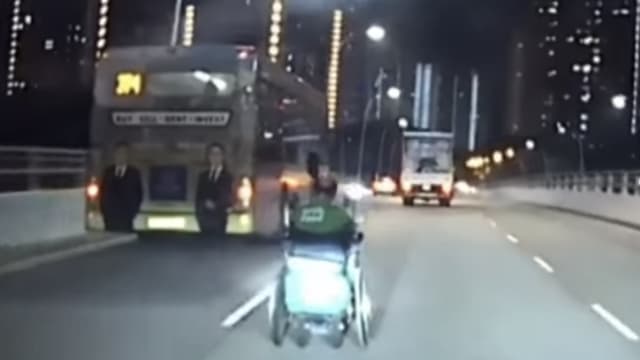 电动轮椅公路上飙车送餐 时速疑高达50公里